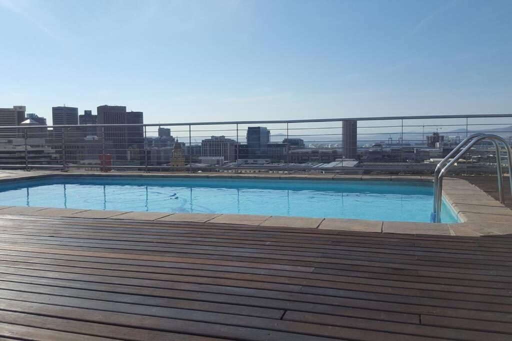 Four Seasons 818- Spacious Cbd Studio - Onsite Parking, Gym & Rooftop Pool Apartment เคปทาวน์ ภายนอก รูปภาพ