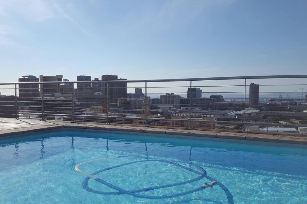 Four Seasons 818- Spacious Cbd Studio - Onsite Parking, Gym & Rooftop Pool Apartment เคปทาวน์ ภายนอก รูปภาพ